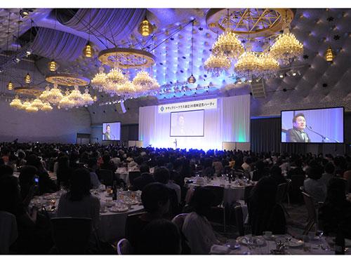 各国からトップリーダーら１２５３人が出席した創立２０周年記念パーティー会場の様子